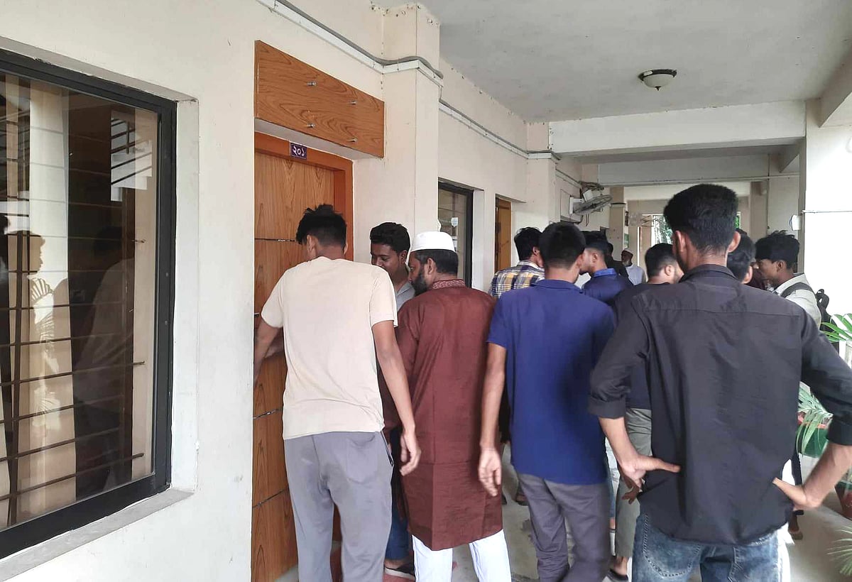 নান্দাইল উপজেলা পরিষদ চেয়ারম্যানের নামফলক উঠিয়ে কক্ষের দরজায় তালা ঝোলানো হচ্ছে। আজ রোববার বেলা ১১টার দিকে নান্দাইল উপজেলা প্রশাসনিক ভবনের দোতলায়